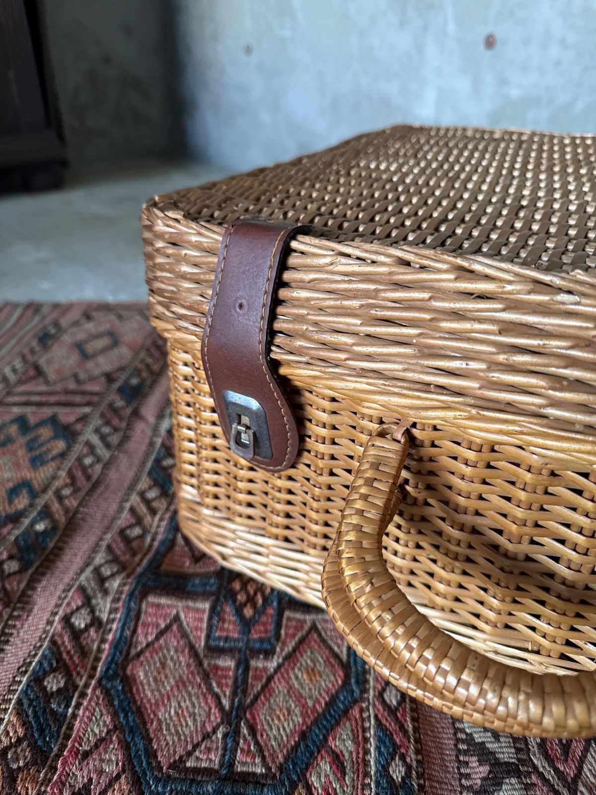 お買い得品 ヴィンテージ ラタン藤ピクニックバスケット トランク型