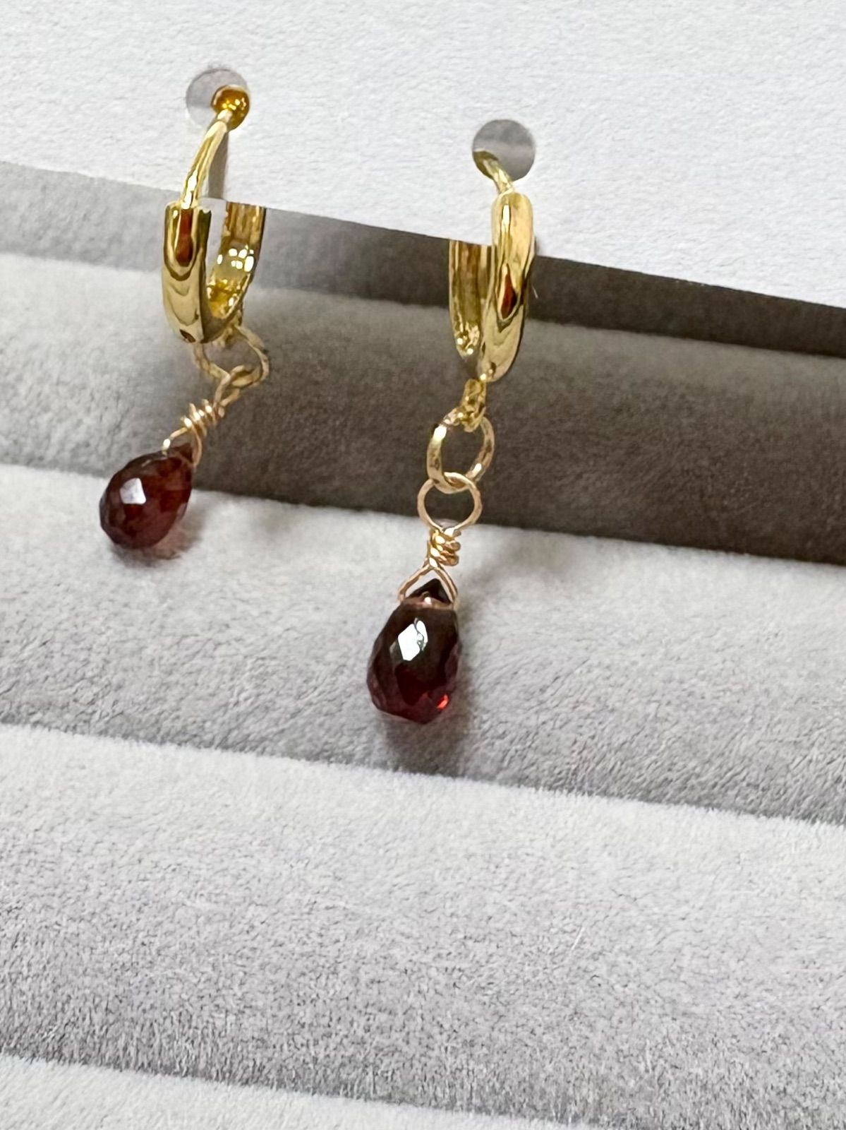 宝石質ガーネットAAAのフープピアス／モザンビーク産・しずく型・K16GP仕上げ 宝石質ガーネットAAAのフープピアス／モザンビーク産・しずく型