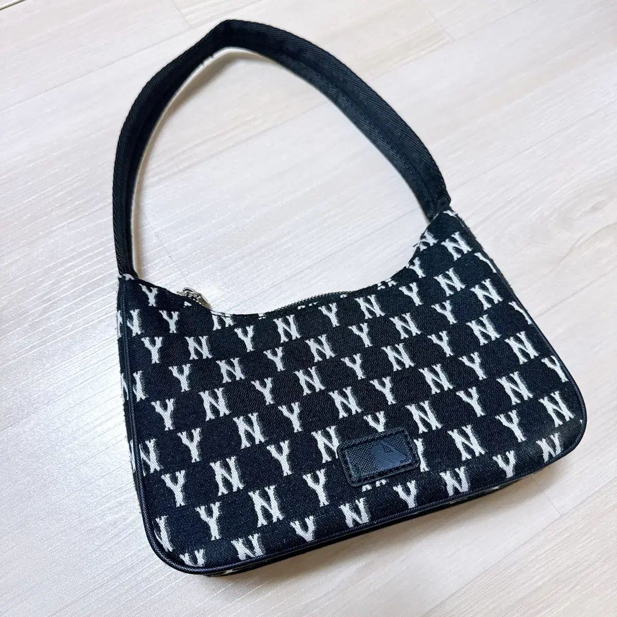 MLB モノグラム ジャカード ホーボーバッグ NY (Black) Classic MONOGRAM Jacquard Hobo Bag NEW YORK YANKEES - MLB KOREA
