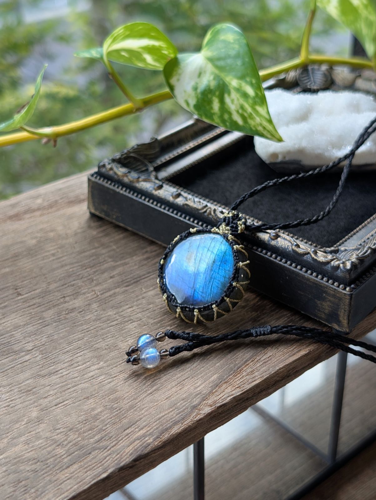 さい　レインボーラブラドライトとブラックオパールのマクラメネックレス さい レインボーラブラドライトとブラックオパールのマクラメ