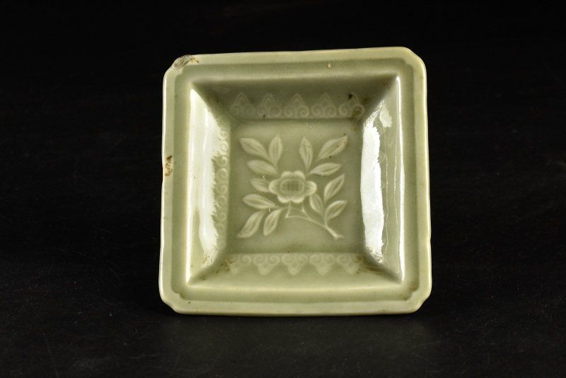 【ご確認用】三田青磁 陽刻 花蝶文 八角小皿 1枚 骨董 アンティーク ご確認用】三田青磁 陽刻 花蝶文 八角小皿 1枚 骨董 アンティーク ご