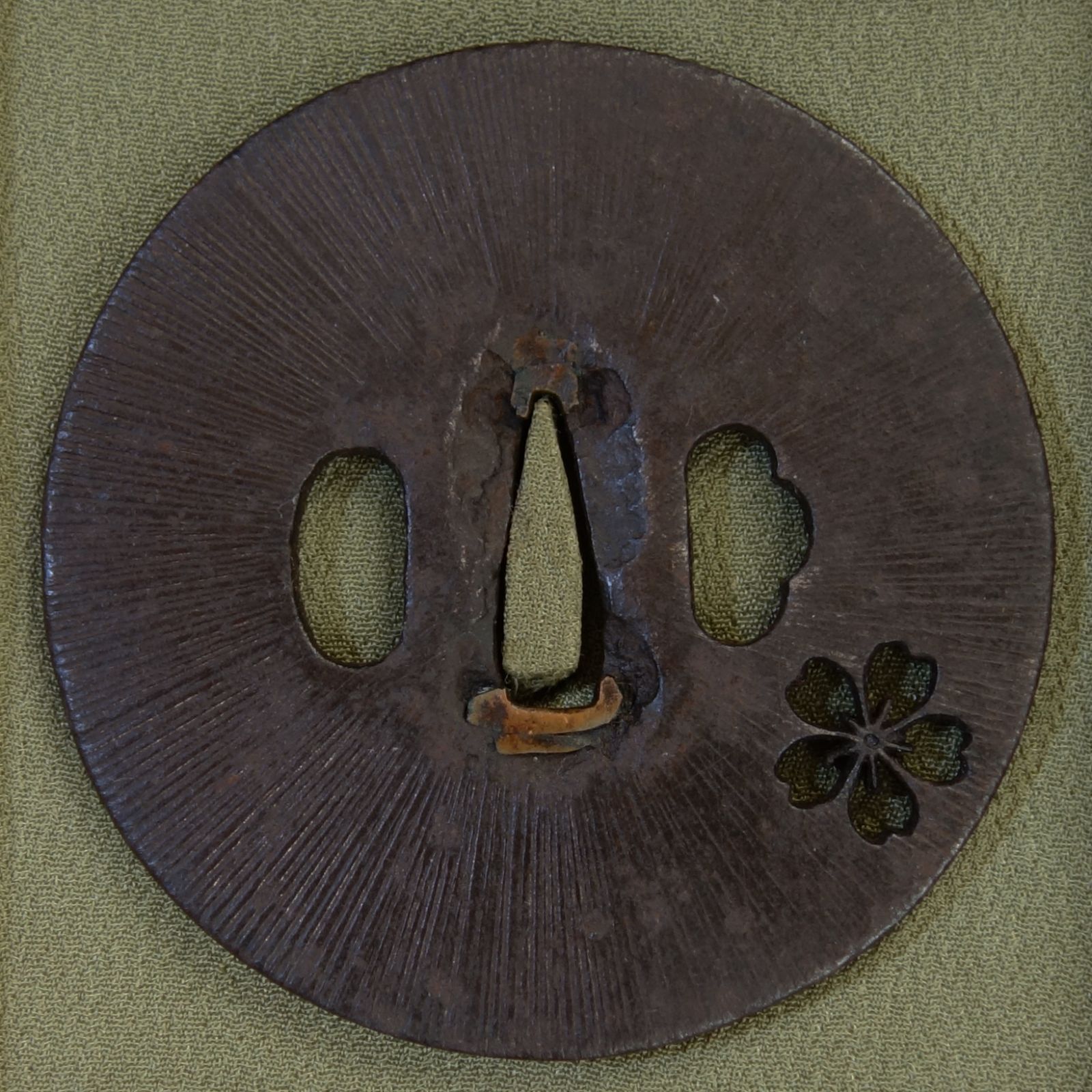 か*る様 刀装具　鉄鐔　京金山『月星霞ふ雲透し図』 か*る様 刀装具 鉄鐔 京金山『月星霞ふ雲透し図』 - メルカリ