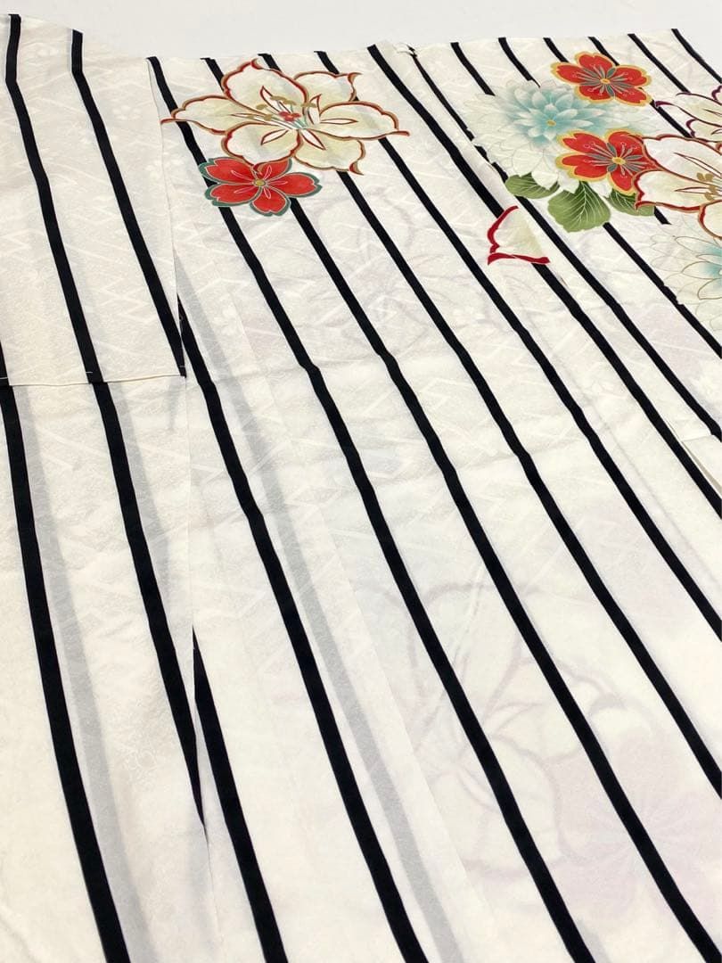 振袖 仮絵羽 刺繍 金駒 金彩 紋意匠 百合 桜 正絹 未仕立て品 八掛付き