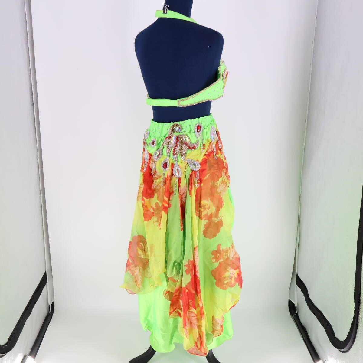 ベリーダンス用 オリエンタル衣装】黄緑色 ラインストーン 赤 シルバー