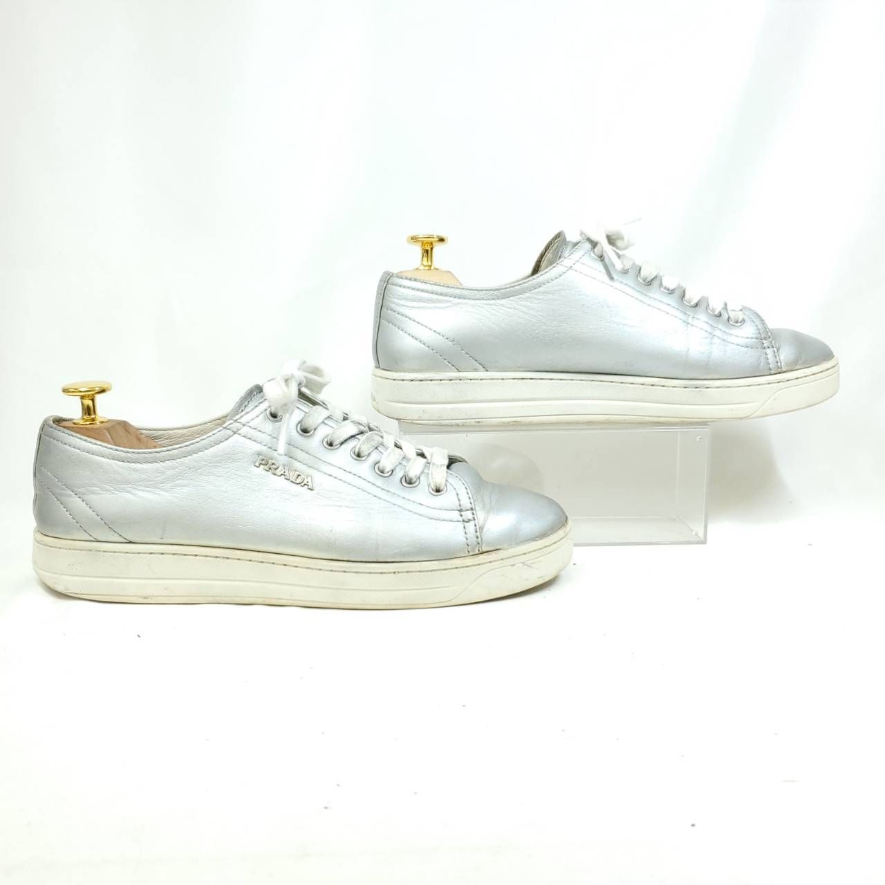 PRADA レースアップシューズ　シルバー プラダ レースアップスニーカー ローカット シルバー ロゴ 36 レザー