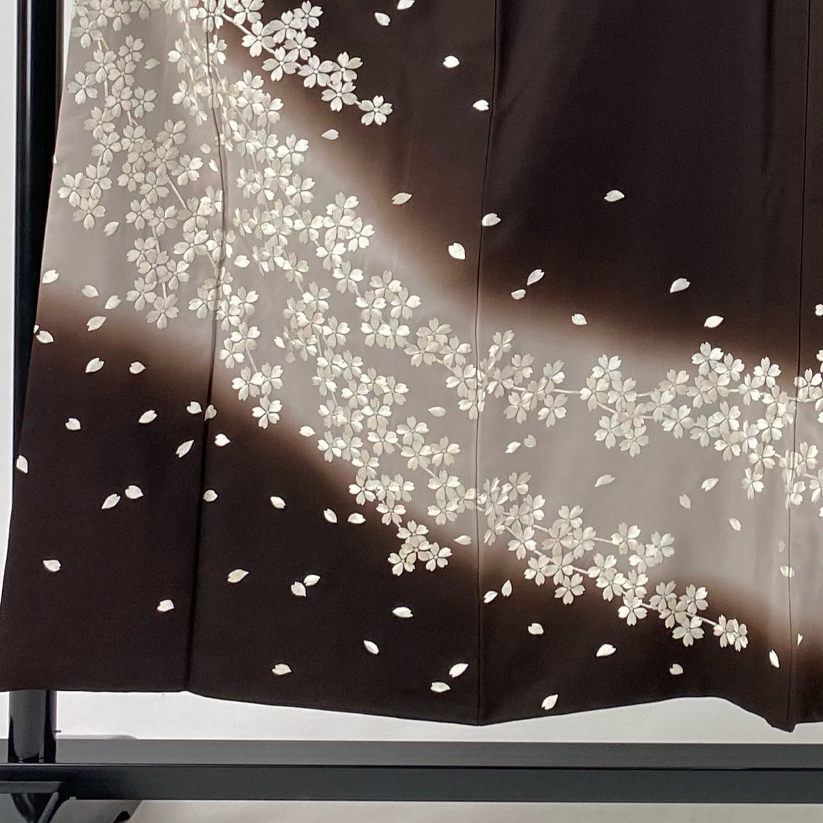 訪問着 身丈153cm 裄丈66cm M 袷 桜 花びら 刺繍 ぼかし 焦茶色 正絹  