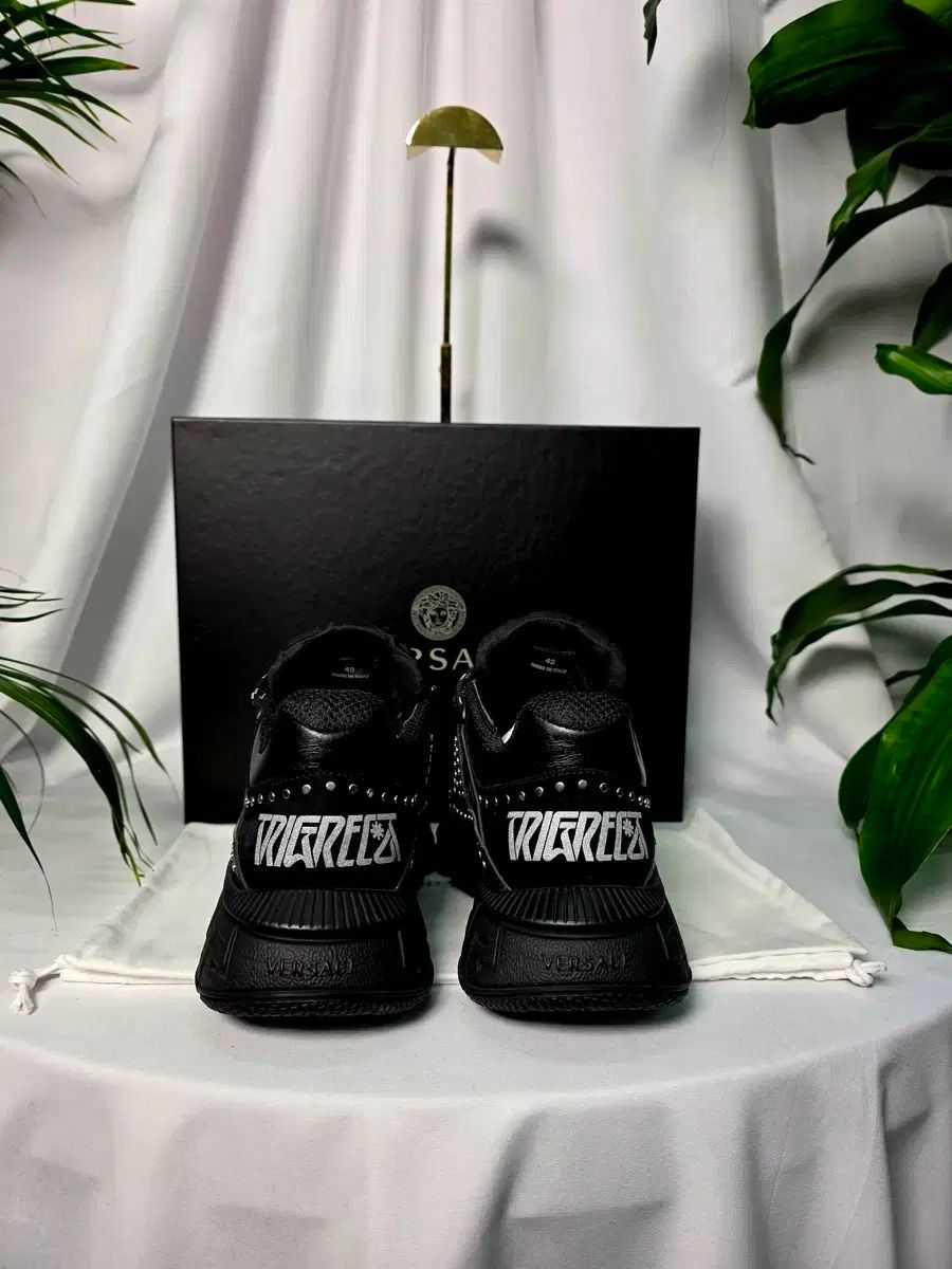  ヴェルサーチェ トリグレカ スニーカー キーホルダー キーリング 小物