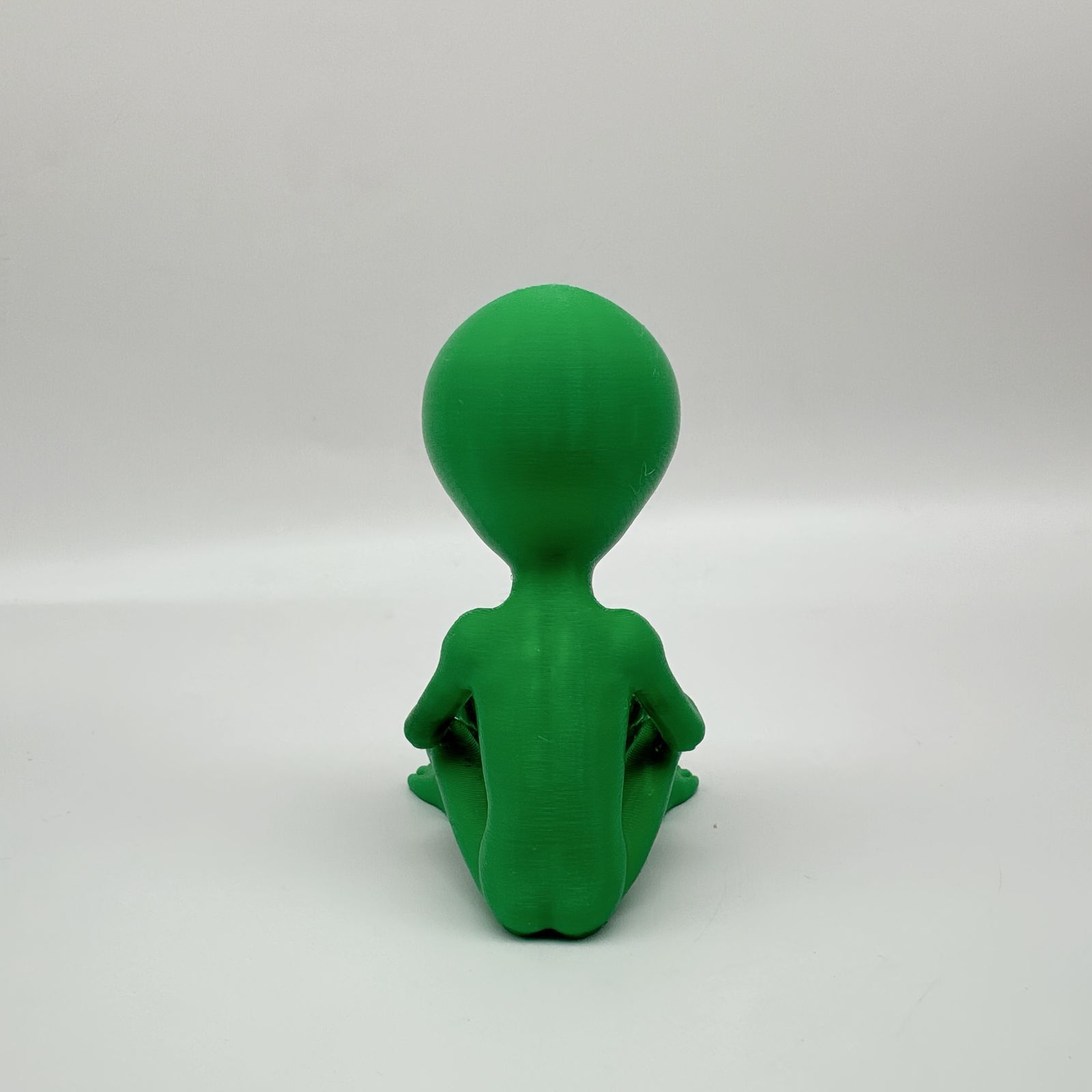 フィギュア 座っている宇宙人 グリーン 緑 リアル 置物 8cm かわいい