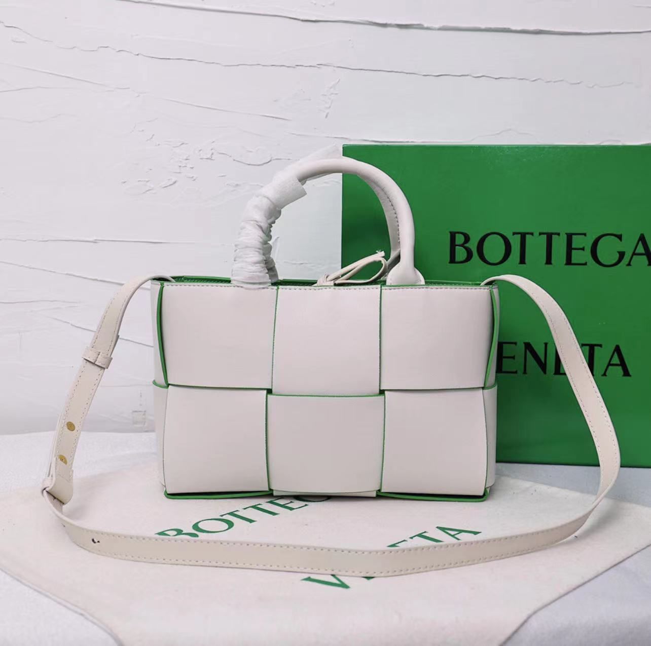 Bottega Venetaボッテガヴェネタ アルコ トートバッグ白