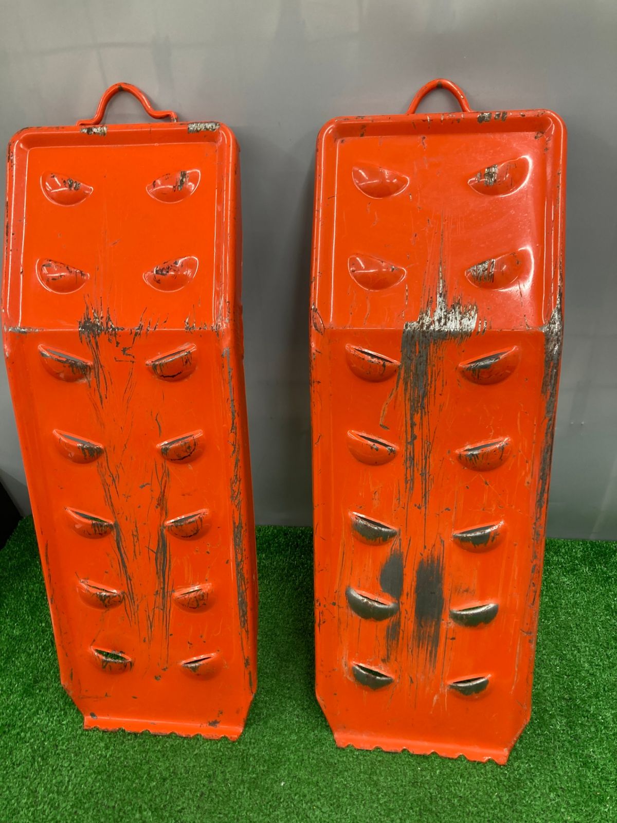 オレンジ色の金属製スノーヘルパー 【公式通販】