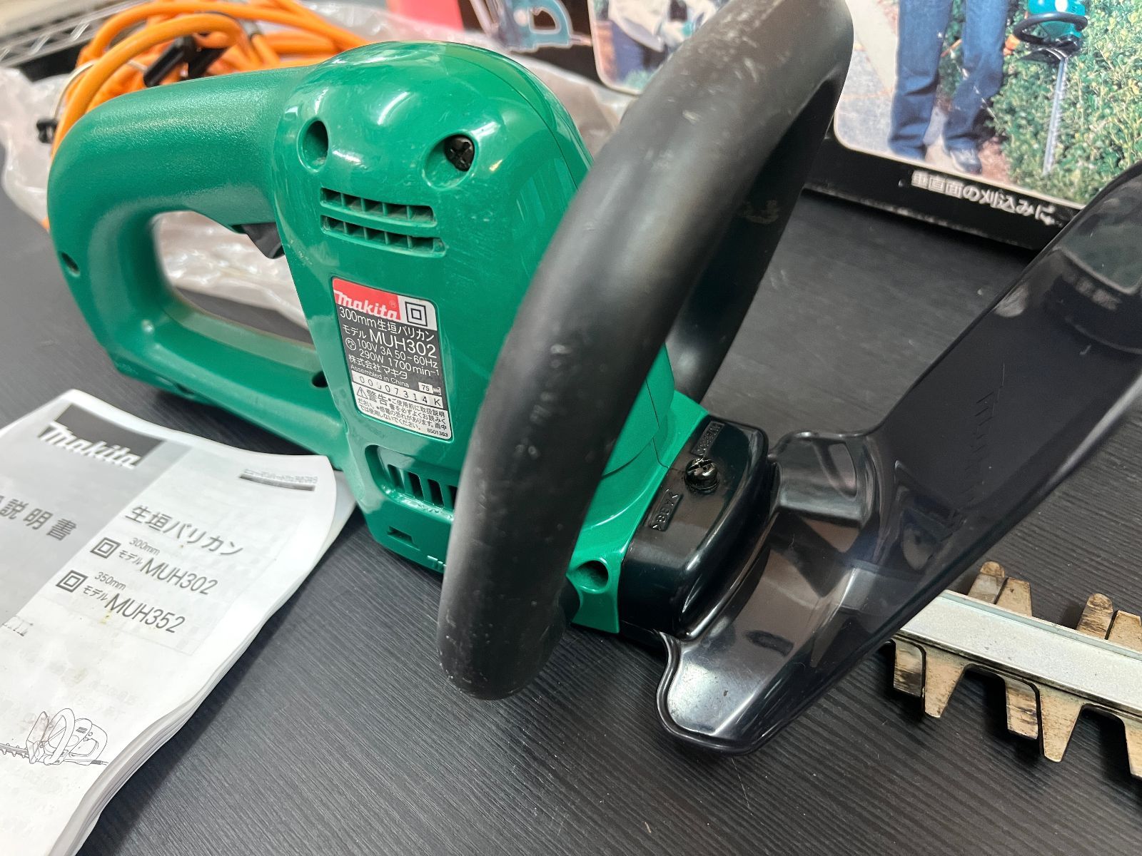 中古美品 makita マキタ 生垣 バリカン 刈込み 玉造り 裾刈り 刈り込み幅300mm○「管理No.F11142」 - メルカリ