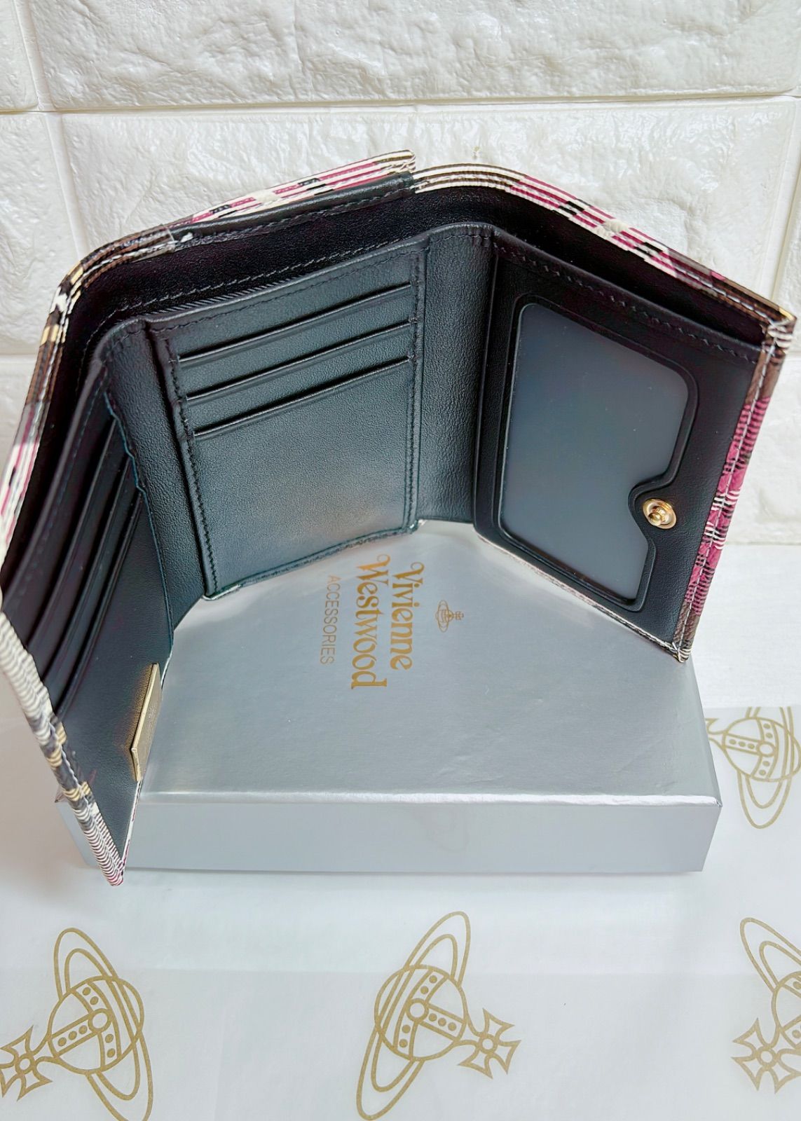 ショッパー付き♡新品】可愛い ヴィヴィアン・ウエストウッド 三つ折り