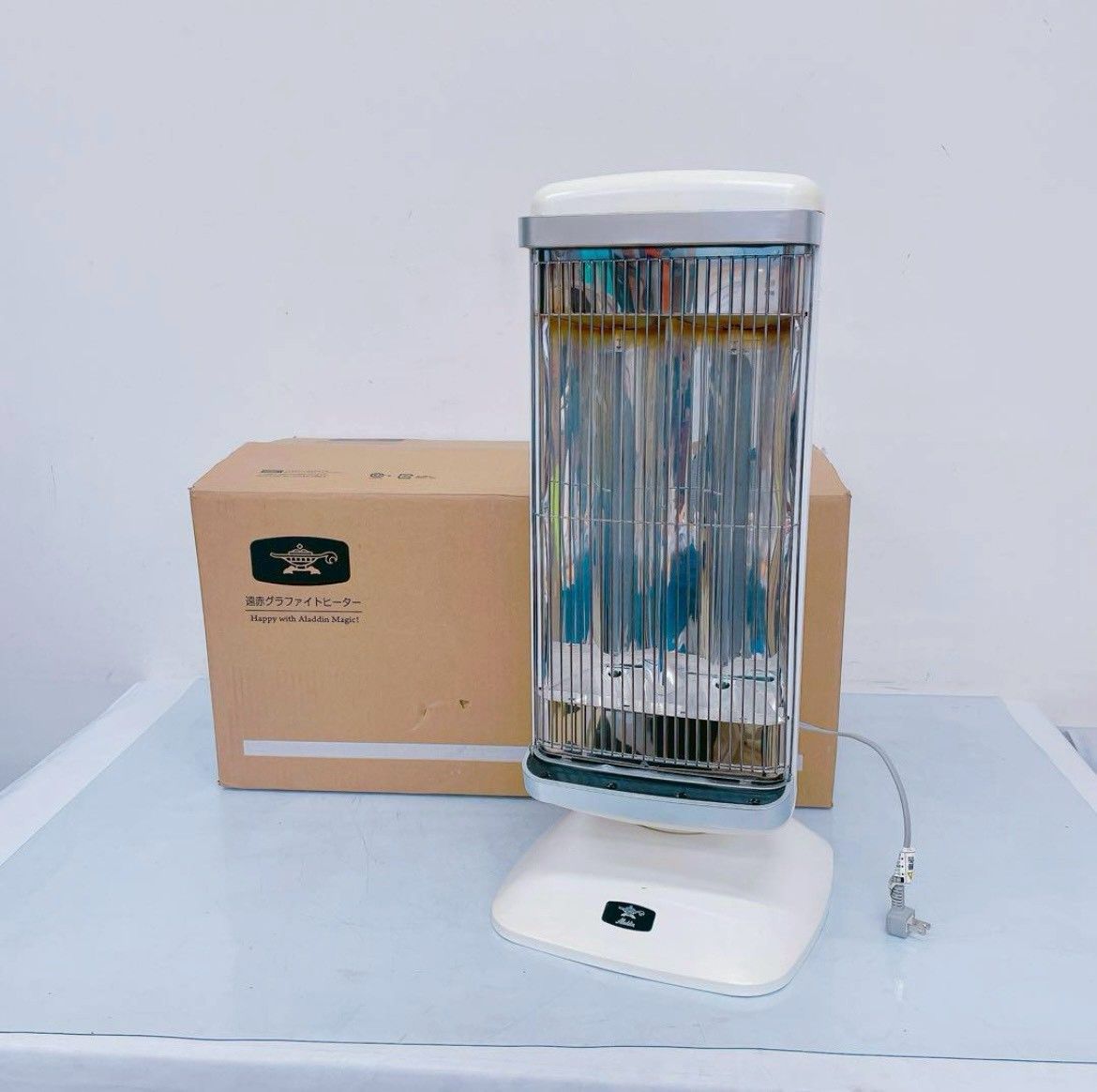 Aladdin アラジン 遠赤グラファイトヒーター AEH-2G10AJ W 電気ストーブ 動⚪︎