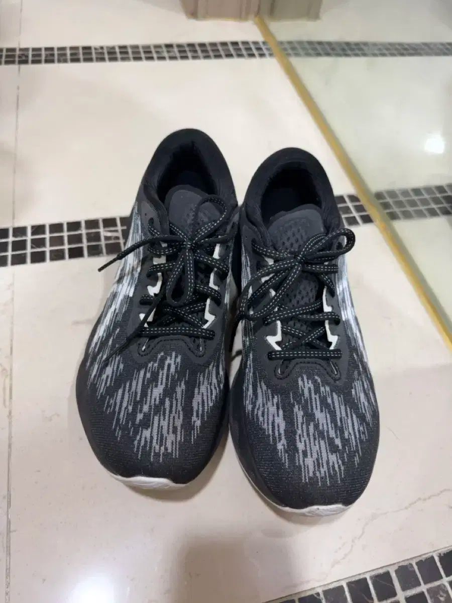 アシックス ノヴァブラスト3 265 ランニングシューズ