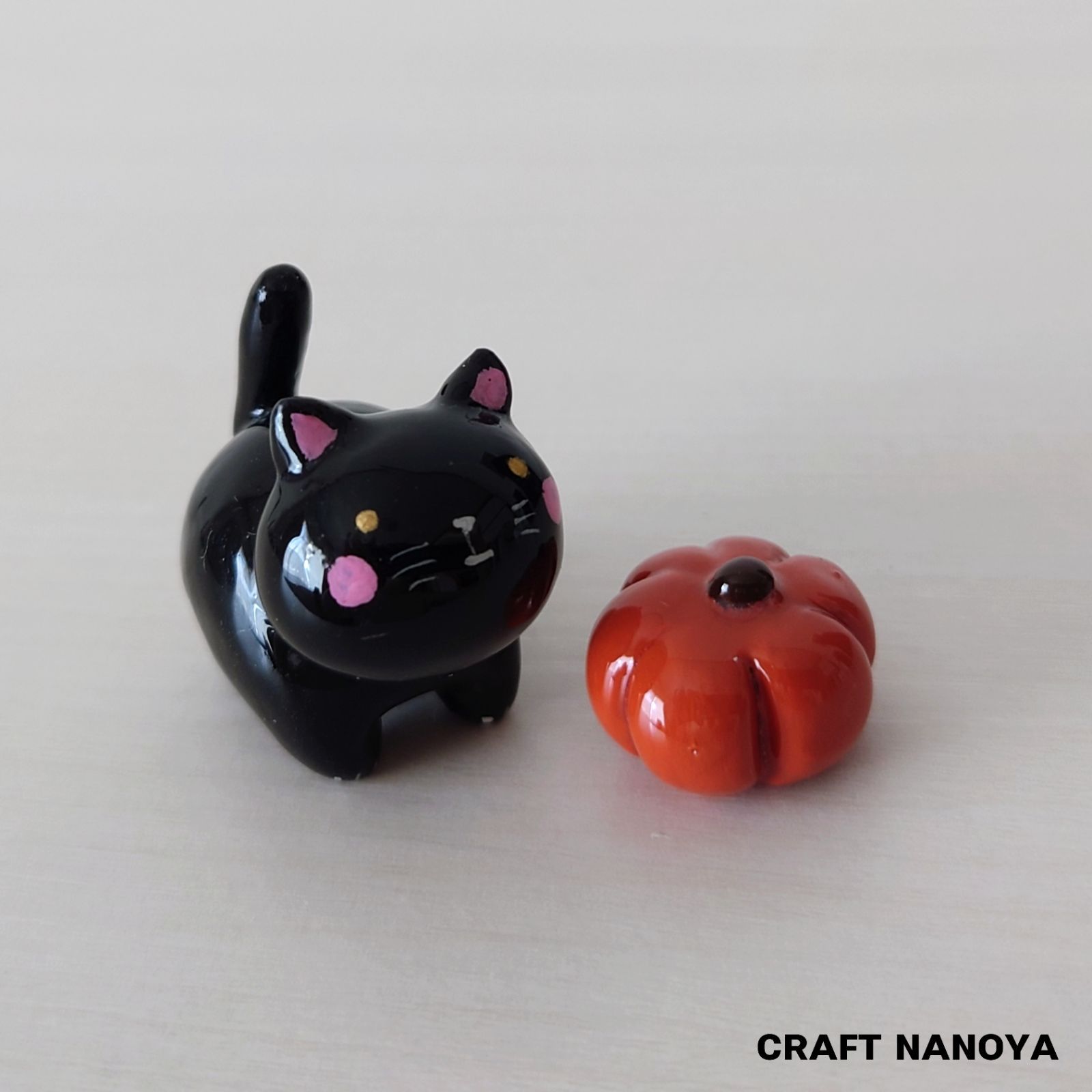 ちび黒猫 と かぼちゃ　ハロウィン飾り　石粉粘土　ハンドメイド　黒猫置物