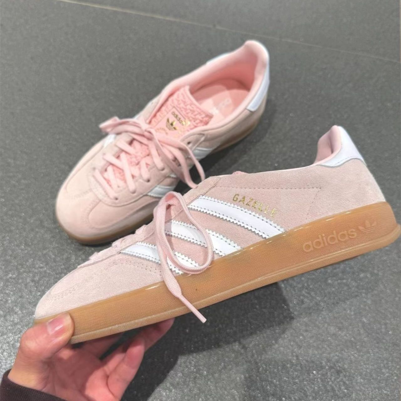 adidas Originals WMNS Gazelle Indoor "Sandy Pink/Footwear White/Gum" アディダス オリジナルス ウィメンズ ガゼル インドア "サンディーピンク/フットウェアホワイト/ガム" スニーカー