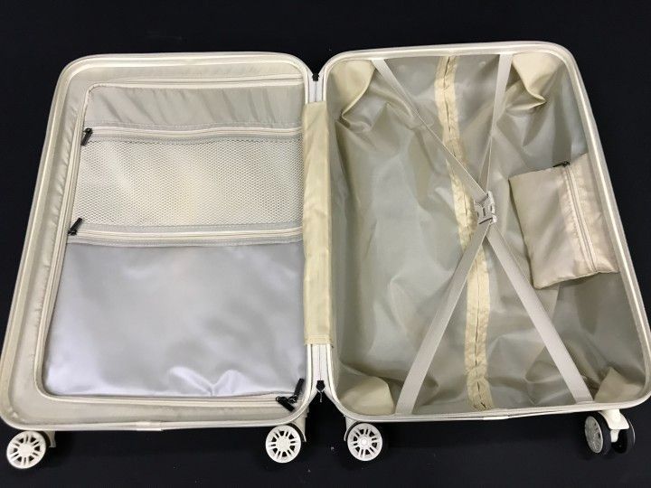新品！新型耐用スーツケース サイズ ：Mサイズ　色:ホワイト　キャリーバッグ Amazon.co.jp: [BASILO] キャリーケース スーツケース 機内