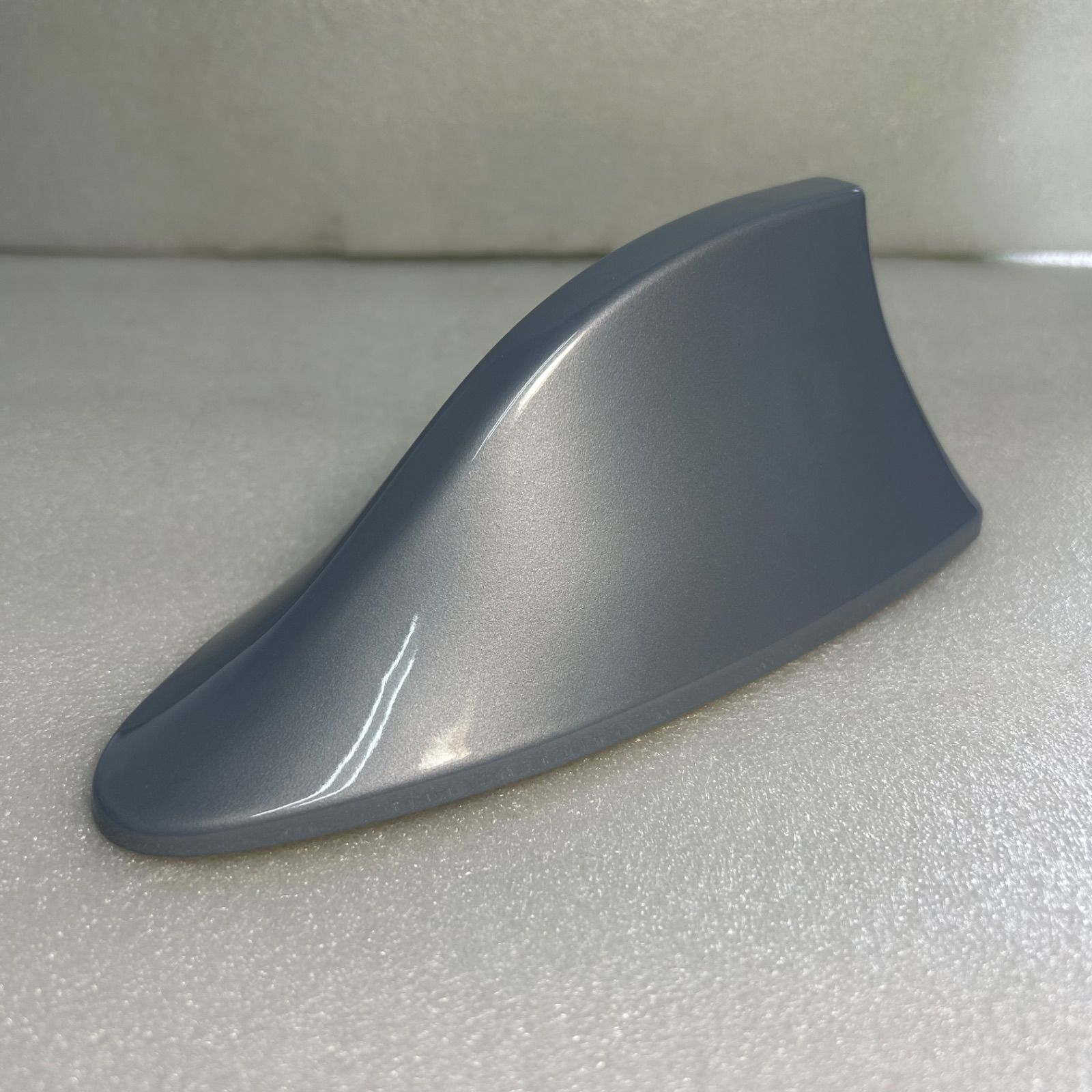 ご希望の純正色に塗装します/写真は8V0/ドルフィン/シャークアンテナ/プリウス30前期　取付写真★後期★20前期後期/プリウスα★アクア ご希望の純正色に塗装します⁄写真は8V0⁄ドルフィン⁄シャークアンテナ