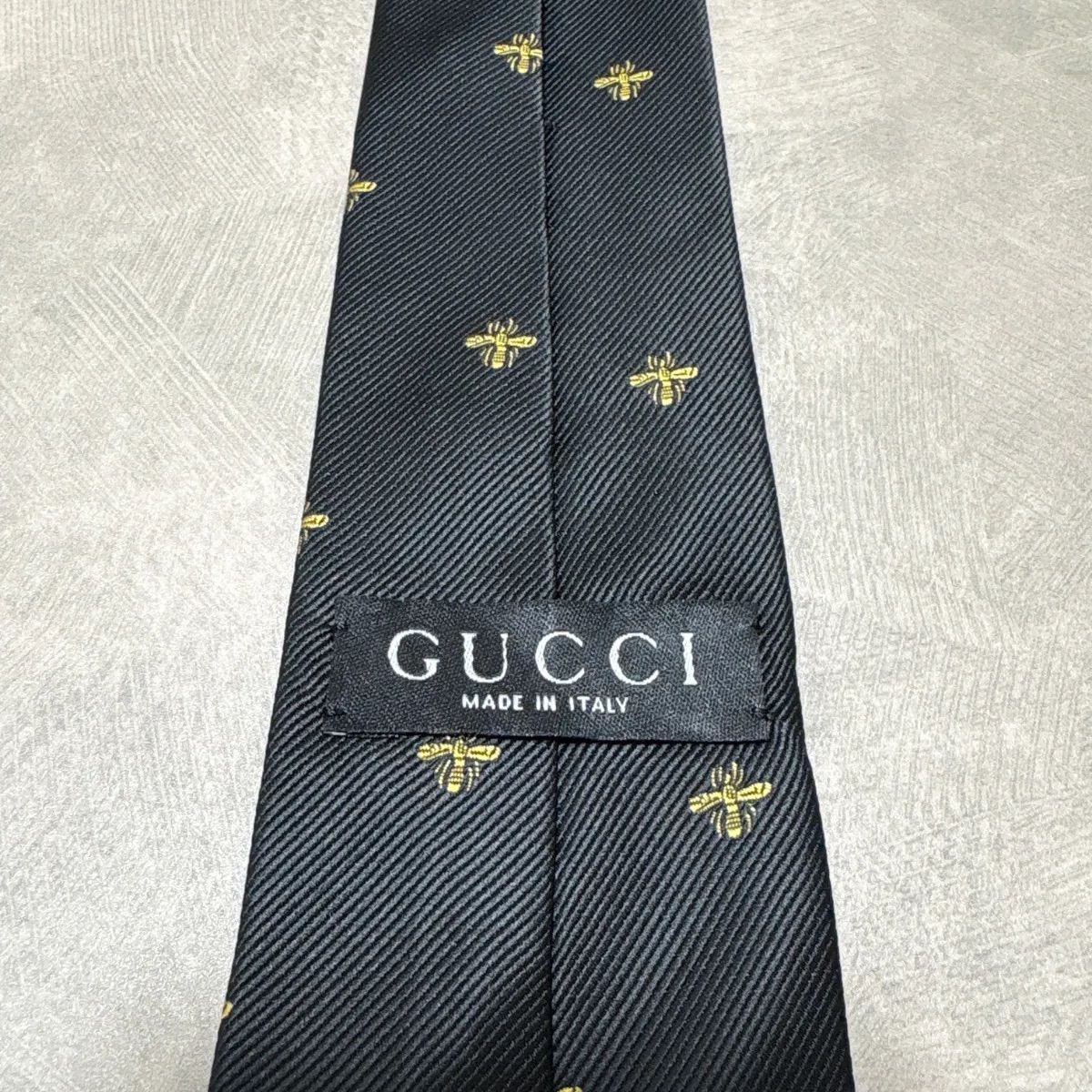 美品 GUCCI グッチ シルク 100％ ブラック 黒 蜂柄 ハチ Bee 254-673