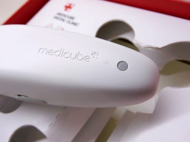 メディキューブ MEDICUBE EMS美顔器 □ AGE-R（エージアール） EMS