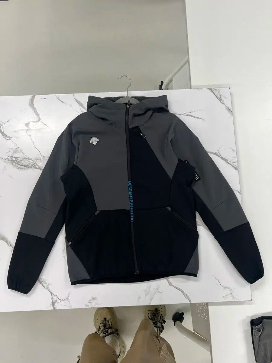 DESCENTE(デサント) フード付き ジップアップパーカー 95 - メルカリ