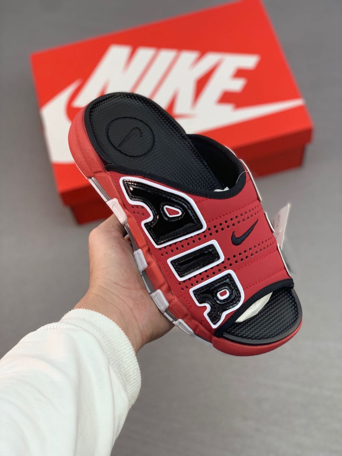 新品 未使用 NIKE ナイキ エアモアアップテンポ スライド ブレッド 