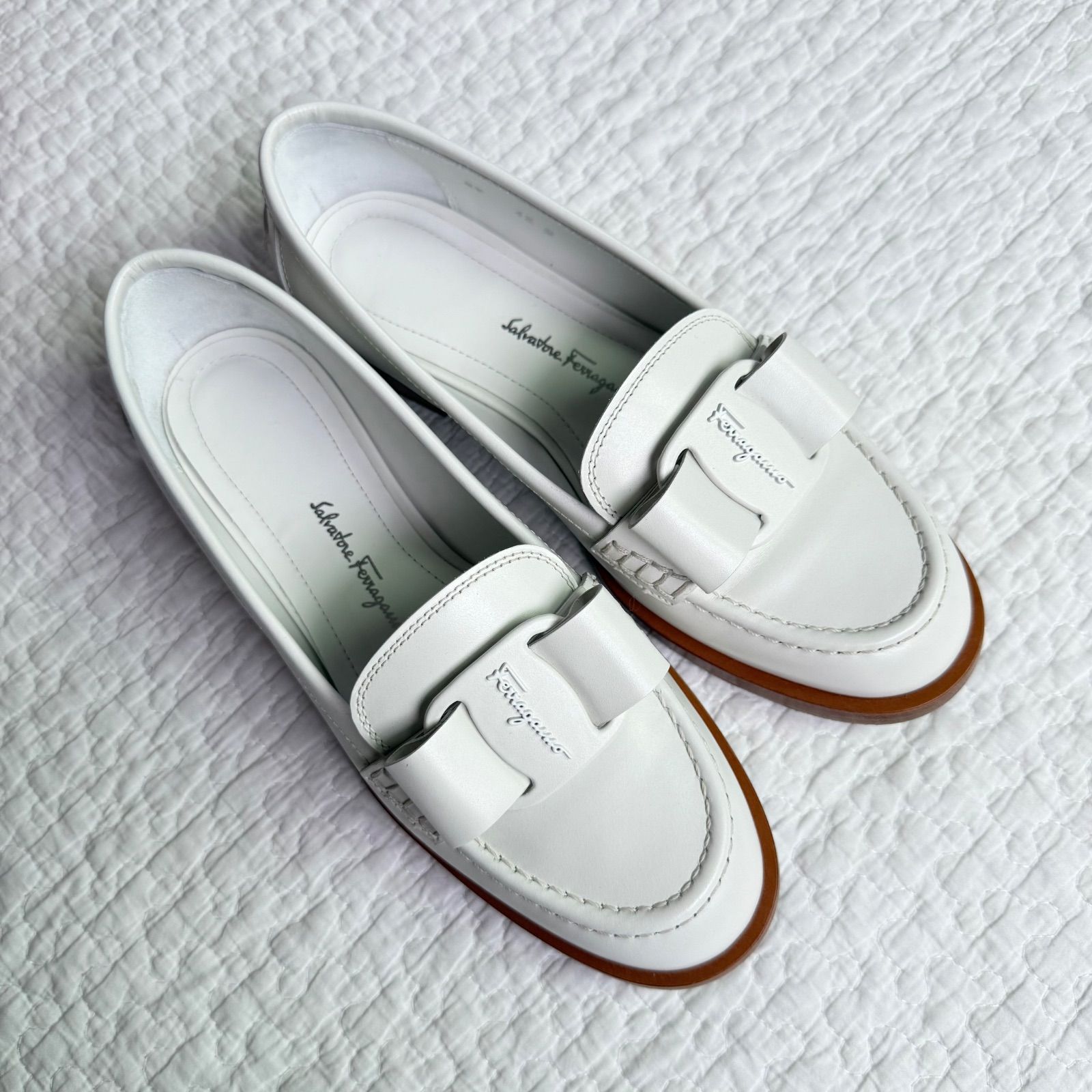 【Salvatore Ferragamo】美品カッティングレザー ヴァラリボン白 極美品 SalvatoreFerragamo サルヴァトーレフェラガモ VIVA