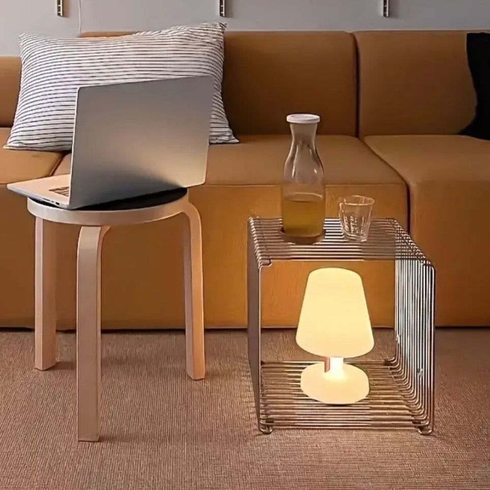 ナイトテーブル サイドテーブル テーブル 机 レトロ 北欧 北欧スタイル 北欧デザイン 北欧モダン シンプル おしゃれ かっこいい 四角 スクエア スクエアクリエイティブコーヒーテーブル ステンレススチール 浮き窓本棚 棚 キュービック形状 多用途 シルバー