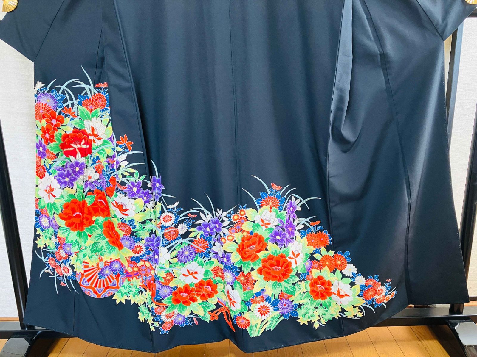 着物 黒留袖 正絹 / 黒色系 ブラック系 / 草花文 菊 身丈約155.5