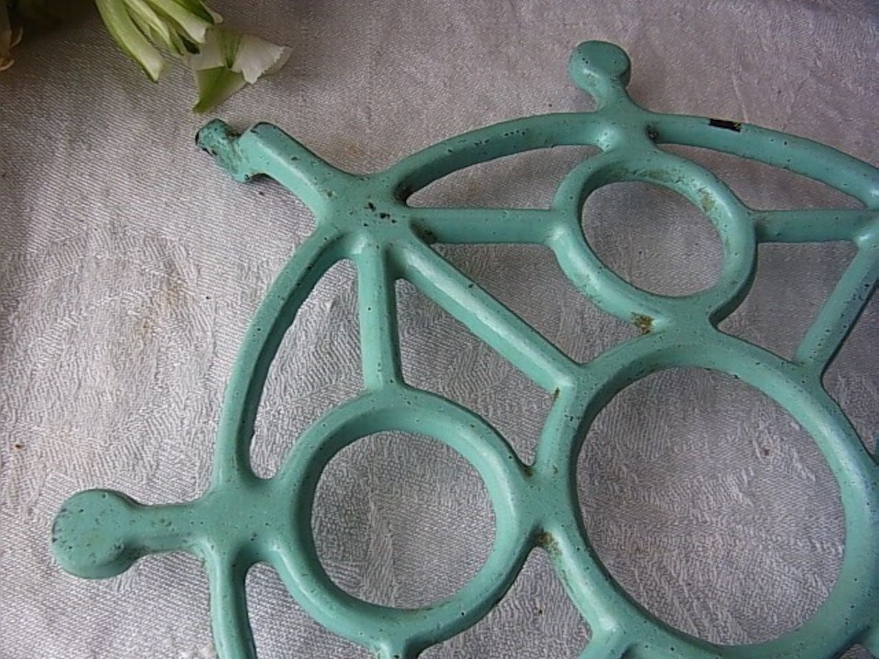 フランス ヴィンテージ 淡いターコイズブルーのアイアン製トリベット