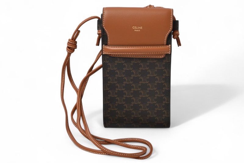 セリーヌ ショルダーバッグ|フォンポーチ トリオンフ ブラウン CELINE 10G332CQD 04LU PHONE POUCH WITH FLAP TAN スマホケース ユニセックス