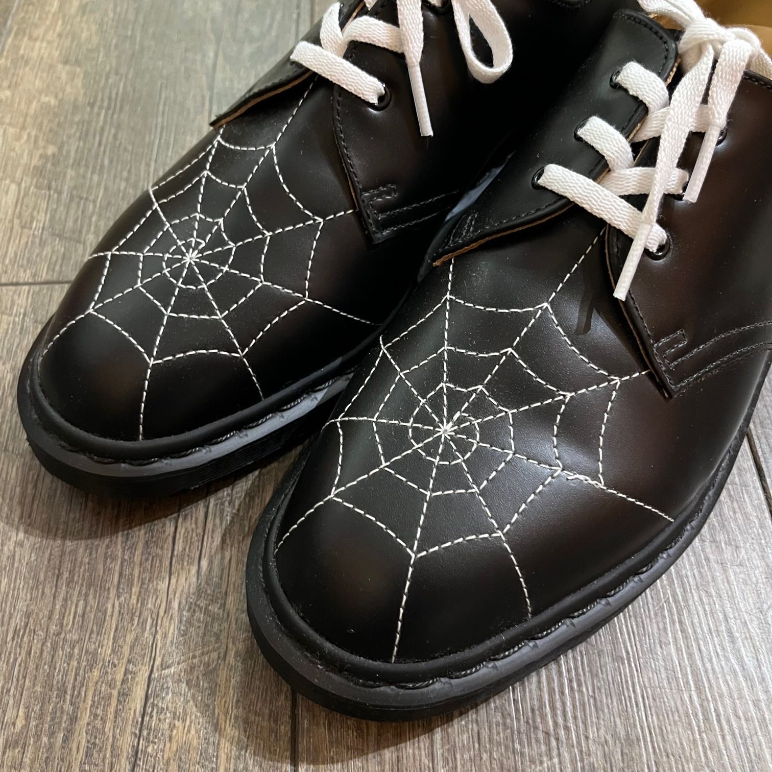 新品 国内正規 Supreme 22SS Dr.Martens Spiderweb 3-Eye Shoe Black 27952001 スパイダーウェブ  レザー シューズ 短靴 シュプリーム ドクターマーチン 28cm 57261A - メルカリ