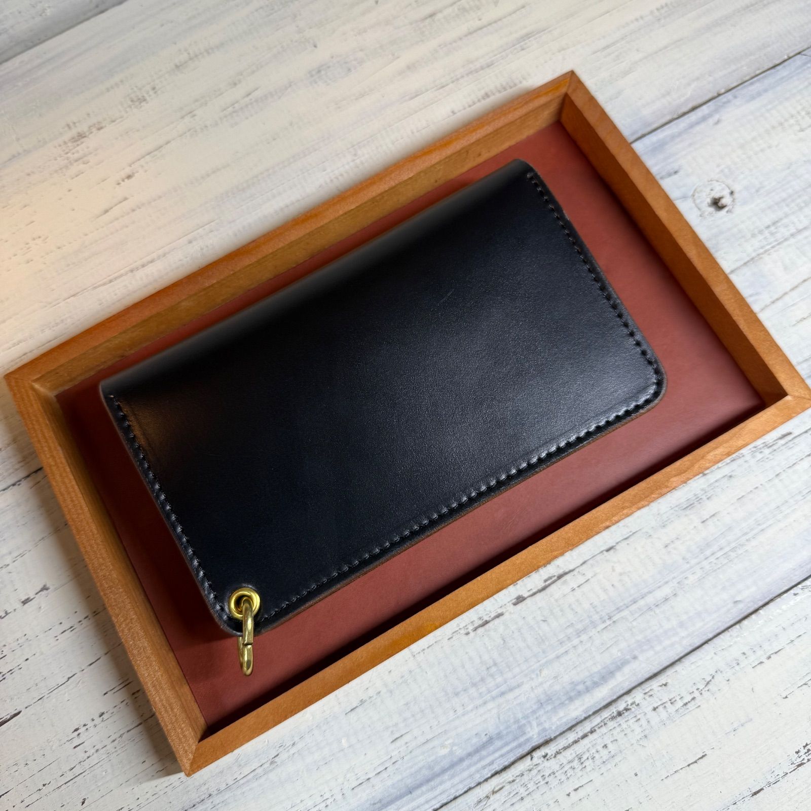 トラッカーウォレットミドル 3層 クロムエクセル ブラック 茶芯 ゴールド universal