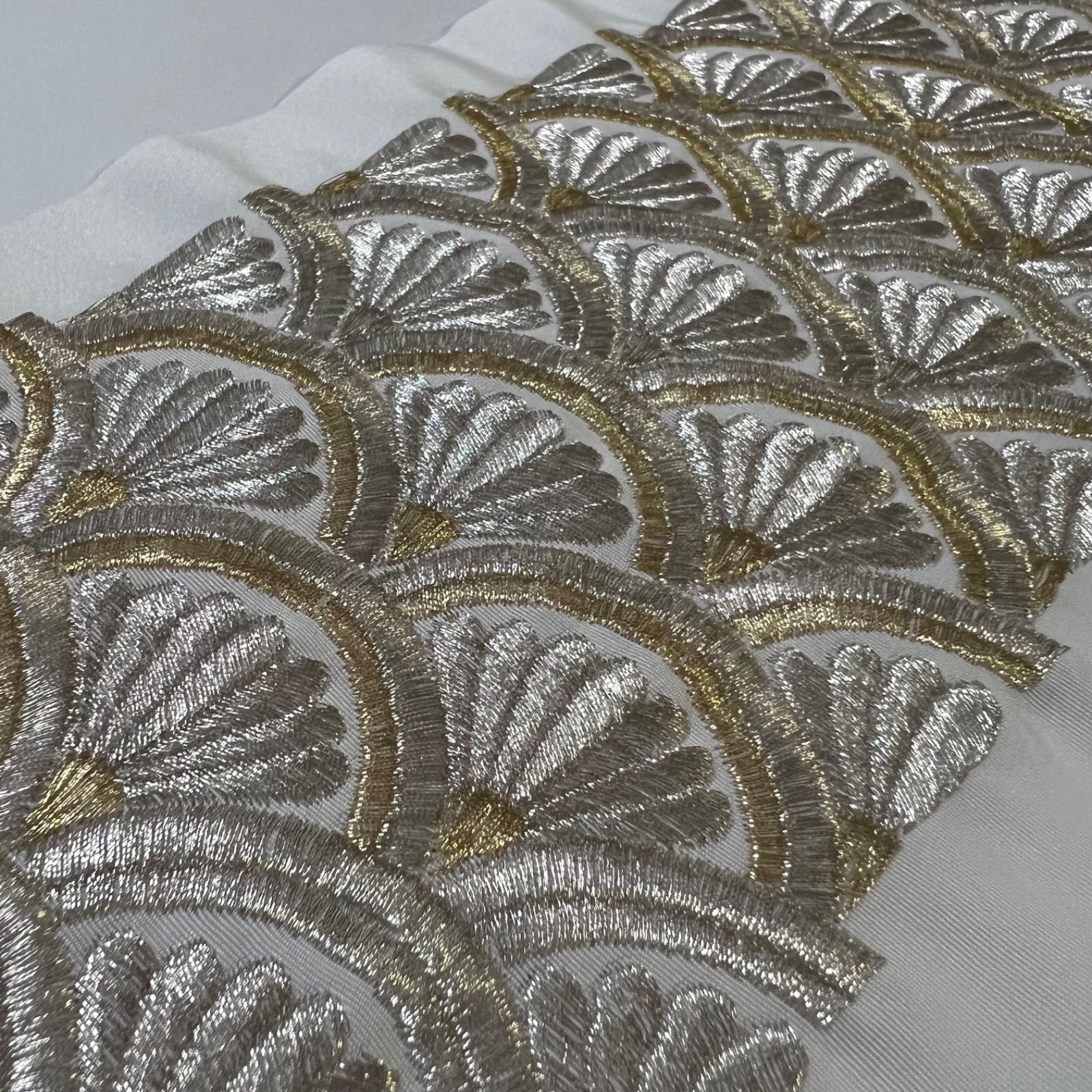 L032 刺繍半衿 白 ゴールド シルバー 青海波