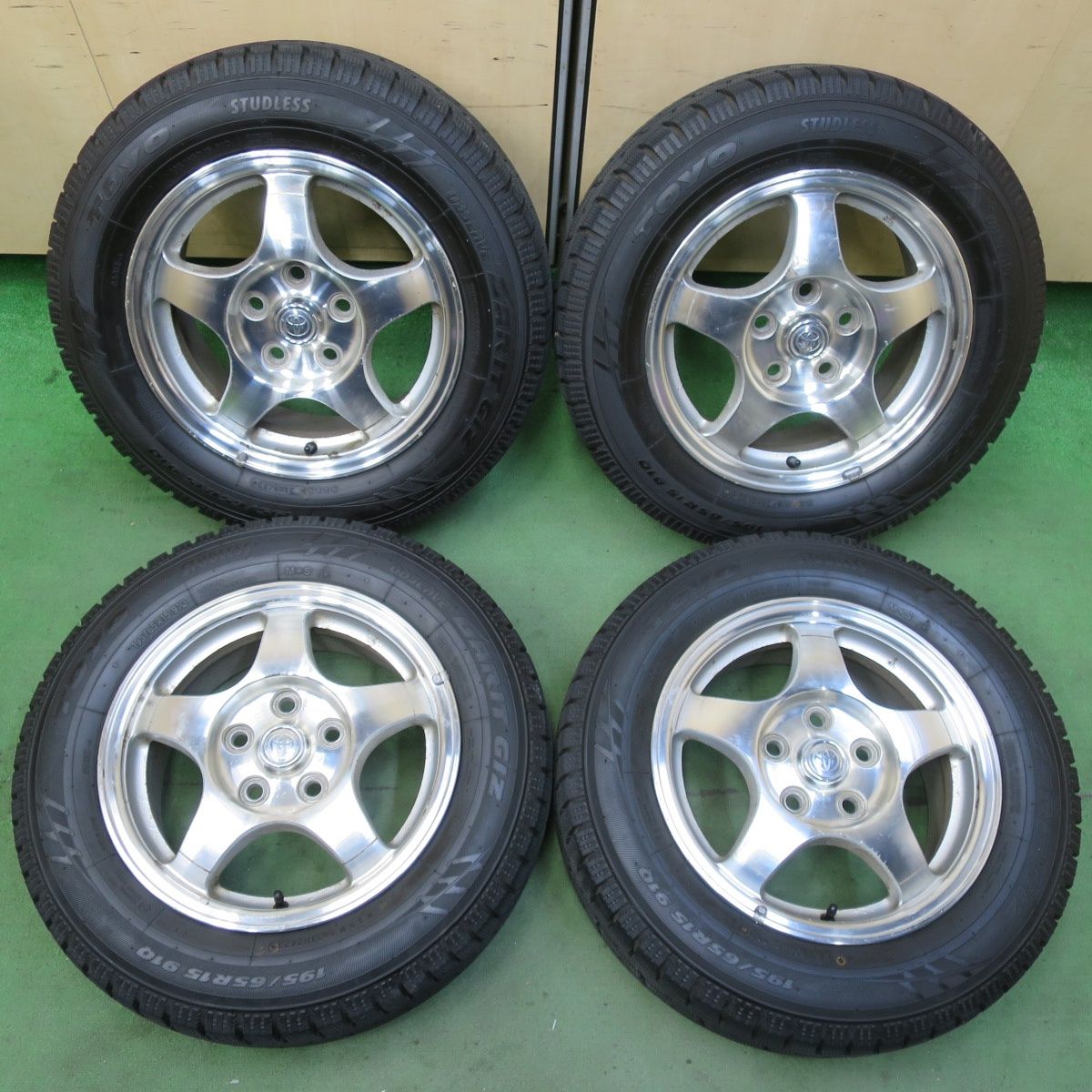 バリ溝 23年 9.5分以上 トヨタ ヴォクシー ノア 純正 195 65R15 スタッドレス トーヨー オブザーブ ガリット GIZ 15インチ PCD114.3 5H 5093013イス