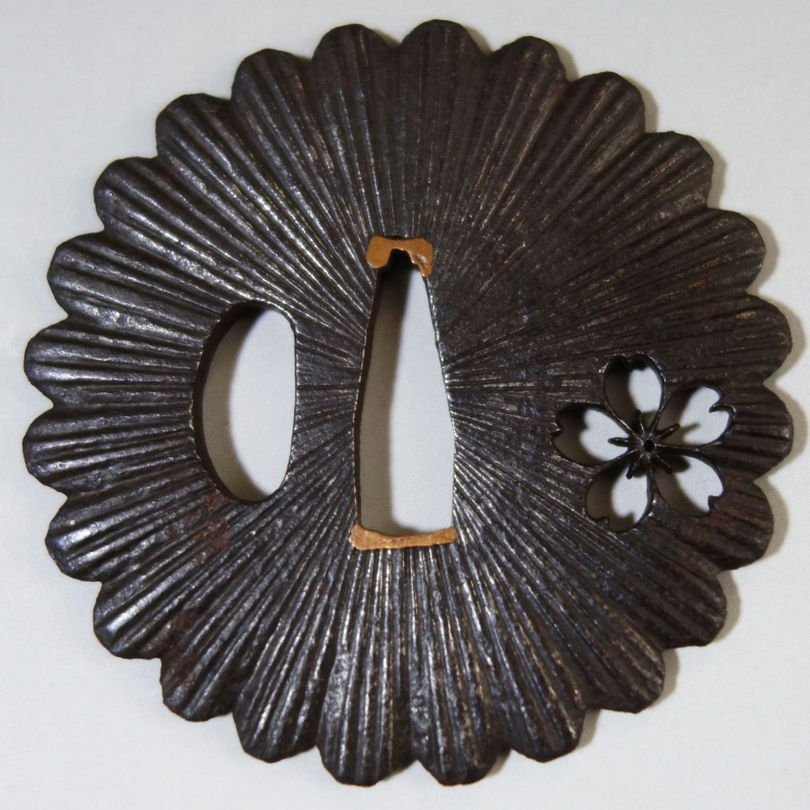 時代武具　刀装具　重次銘　桜透かし彫り 鉄製鍔 時代武具 刀装具 重次銘 桜透かし彫り 鉄製鍔