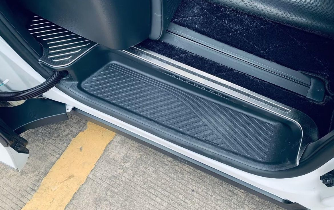 上側スカッフプレート