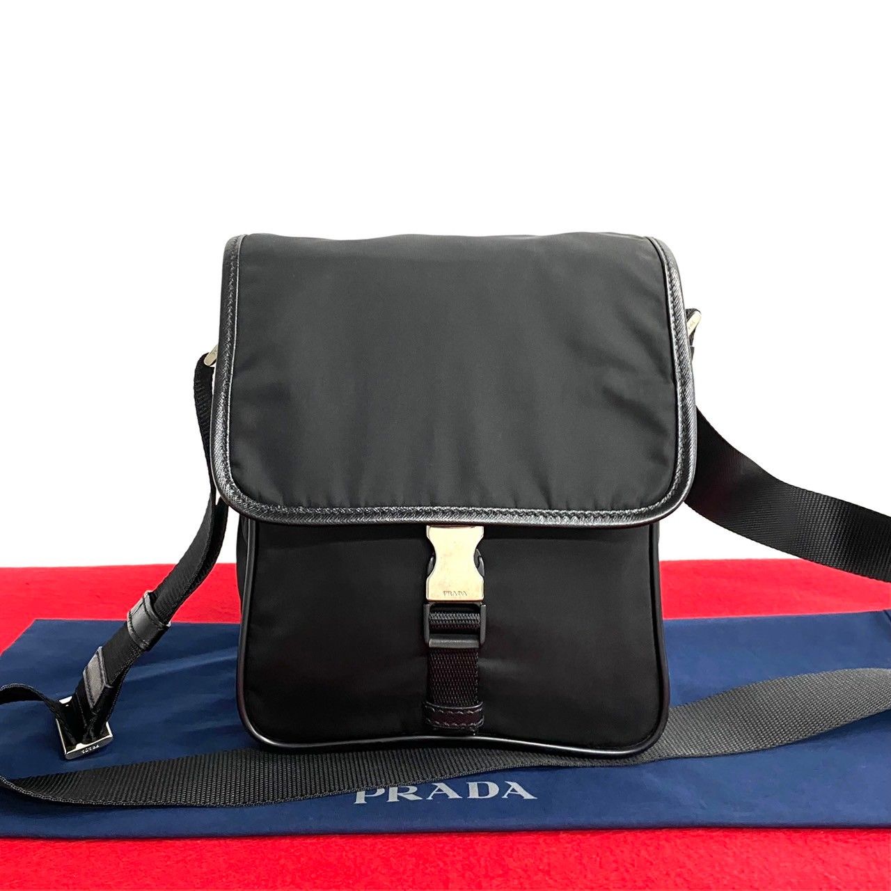ほぼ未使用 希少品 PRADA プラダ 三角ロゴ 金具 レザー 本革 ほぼ未使用 希少品 PRADA プラダ 三角ロゴ 金具 レザー 本革