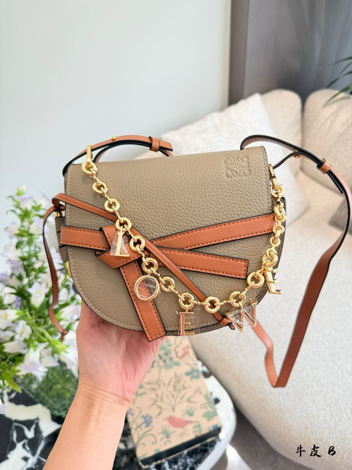 「LOEWE」レザー スモールトートバッグ チェーン付き LOEWE Squeeze レザー ミニショルダーバッグ チェーン装飾付き