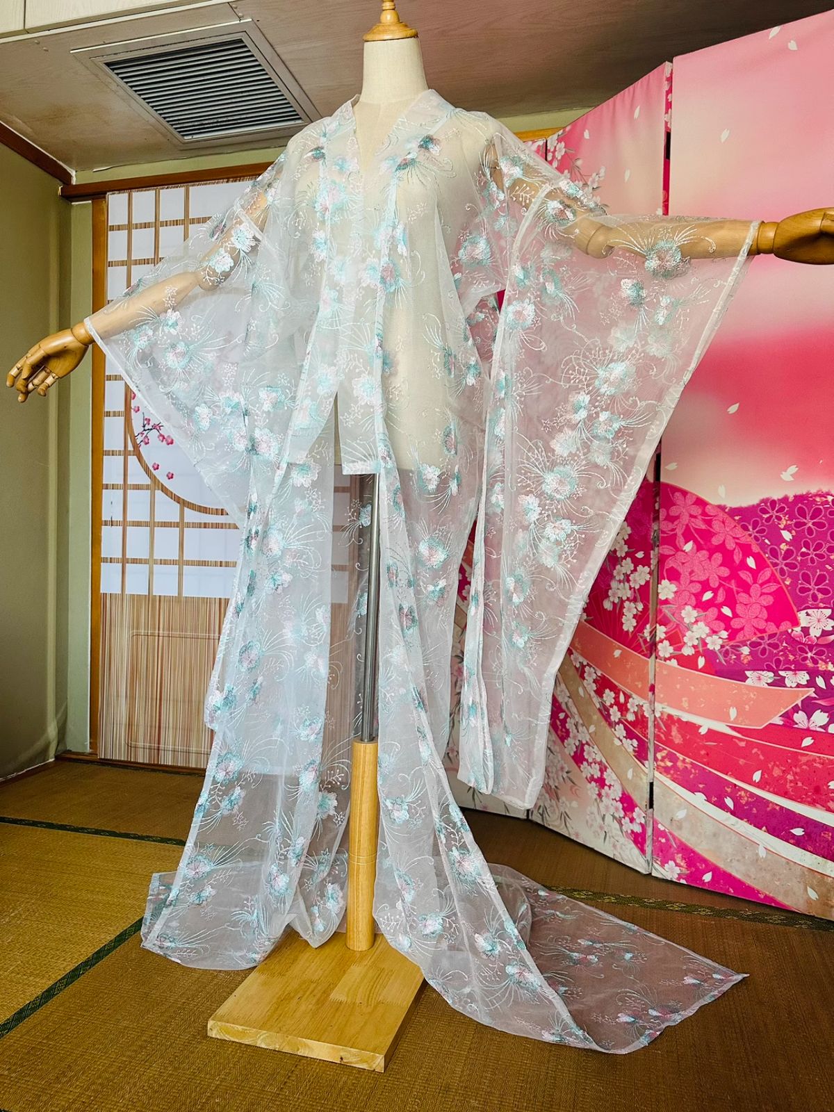 チュール打掛 オーガンジー打掛 着物 オーバードレス レース羽織 ウエディングドレス お色直し 刺繍 色変更 3D立体的な刺繍 うす衣 和装 和装花嫁 和装前撮り 色打掛 大人婚 舞台ステージ 時代劇用演劇 芝居 芸者 浴衣