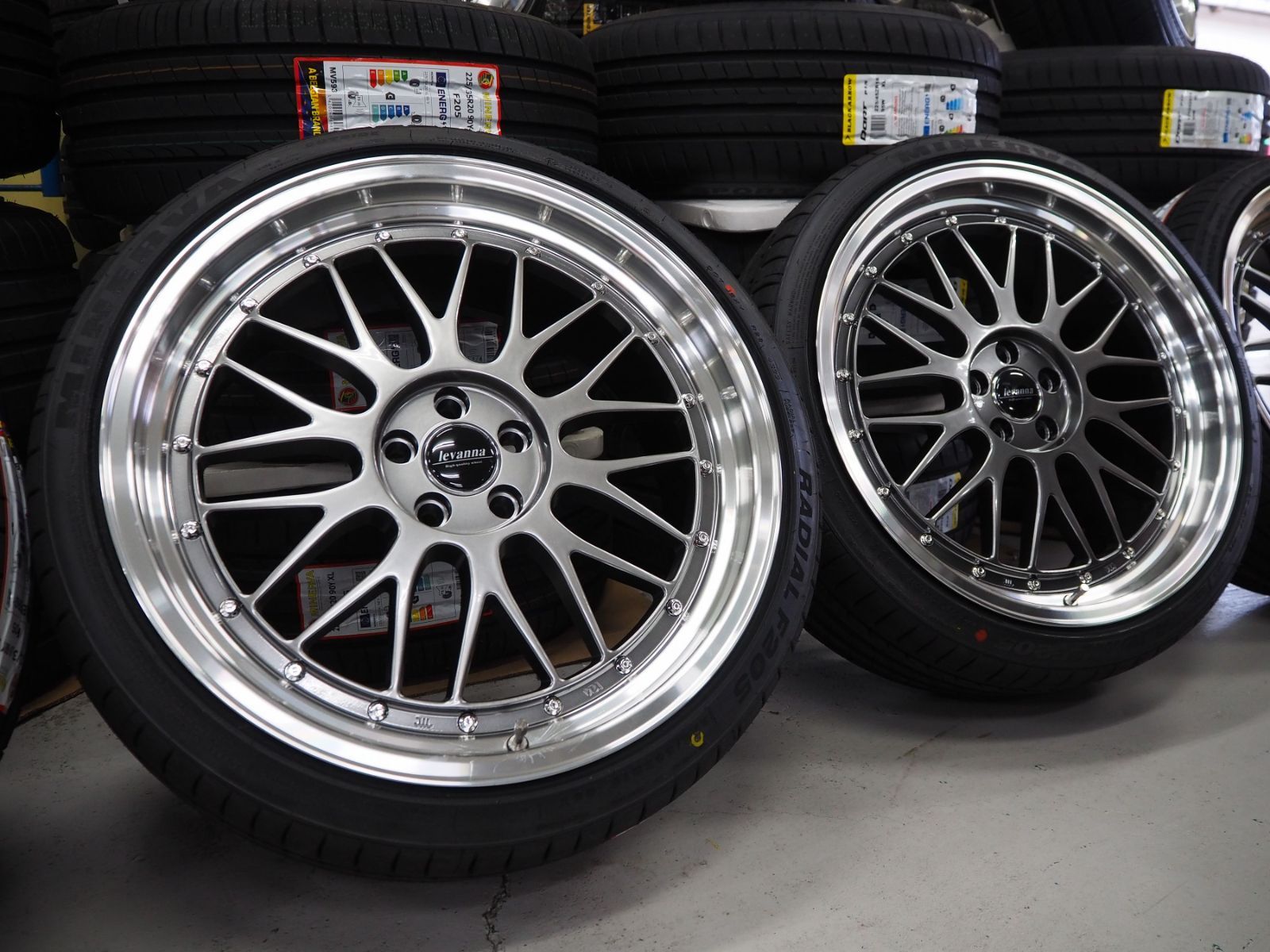 カスタムサイズ 深リム メッシュ levanna V10-EX 19inch 8.5J 5H100 + 