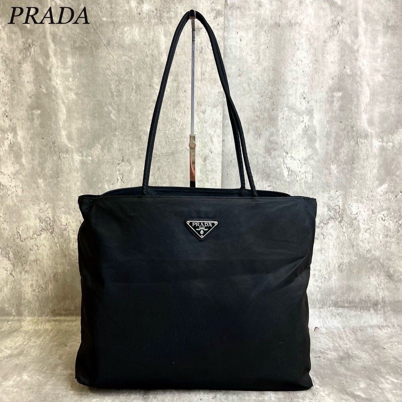 ✨良品✨ PRADA プラダ トートバッグ ハンドバッグ 三角ロゴ トライアングル A4収納 シルバー金具 総柄 ロゴプレート ロゴ型押し 肩掛け  テスートナイロン ユニセックス レディース メンズ ブラック 黒色