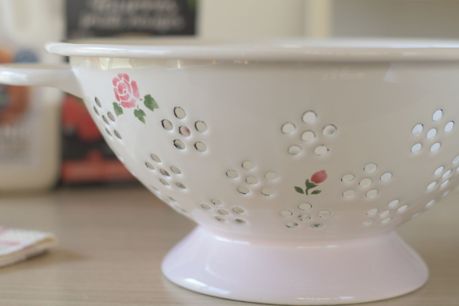 マニーローズ ホーロー コランダー　収納　薔薇　インテリア　新品 マニーローズ ホーロー コランダー 収納 薔薇 インテリア 新品 【公式