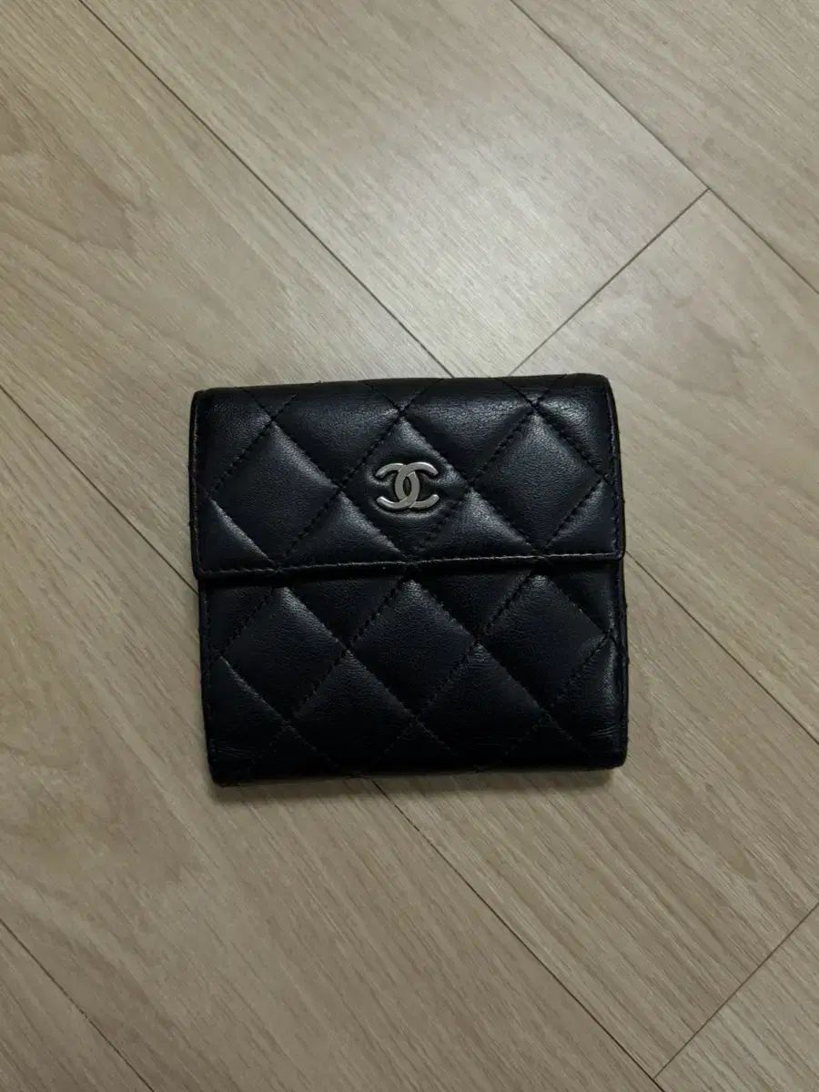 CHANEL ラムスキン　二つ折り財布　正規品 Chanel(シャネル) ラムスキン 二つ折り財布 正規品 - メルカリ