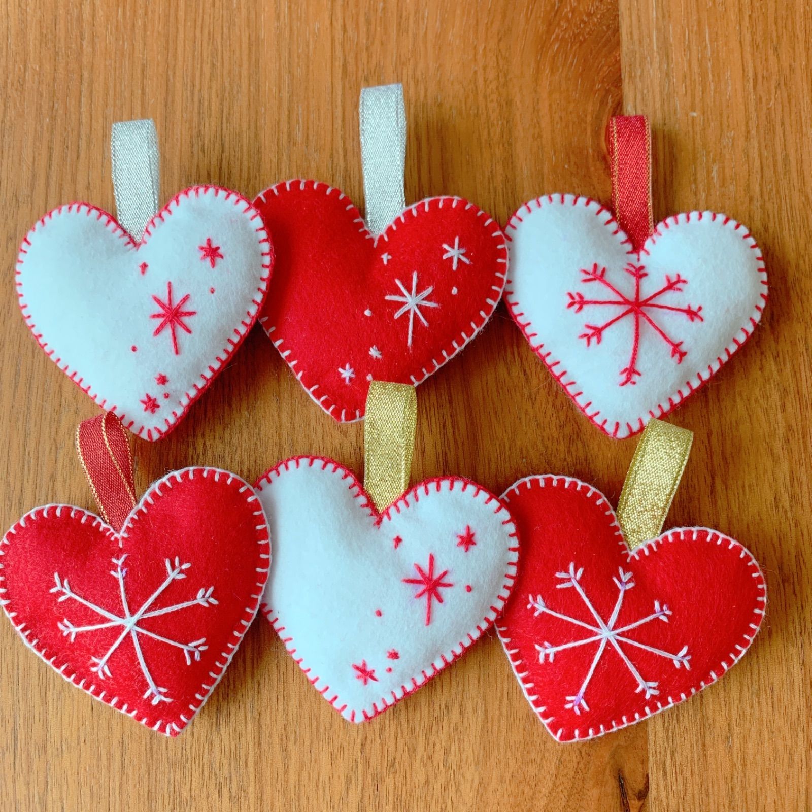 ハンドメイド フェルト クリスマスオーナメント ハート刺繍 6個