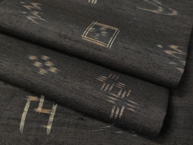 平和屋着物○国指定重要無形文化財 本場久米島紬 手織 正絹 逸品
