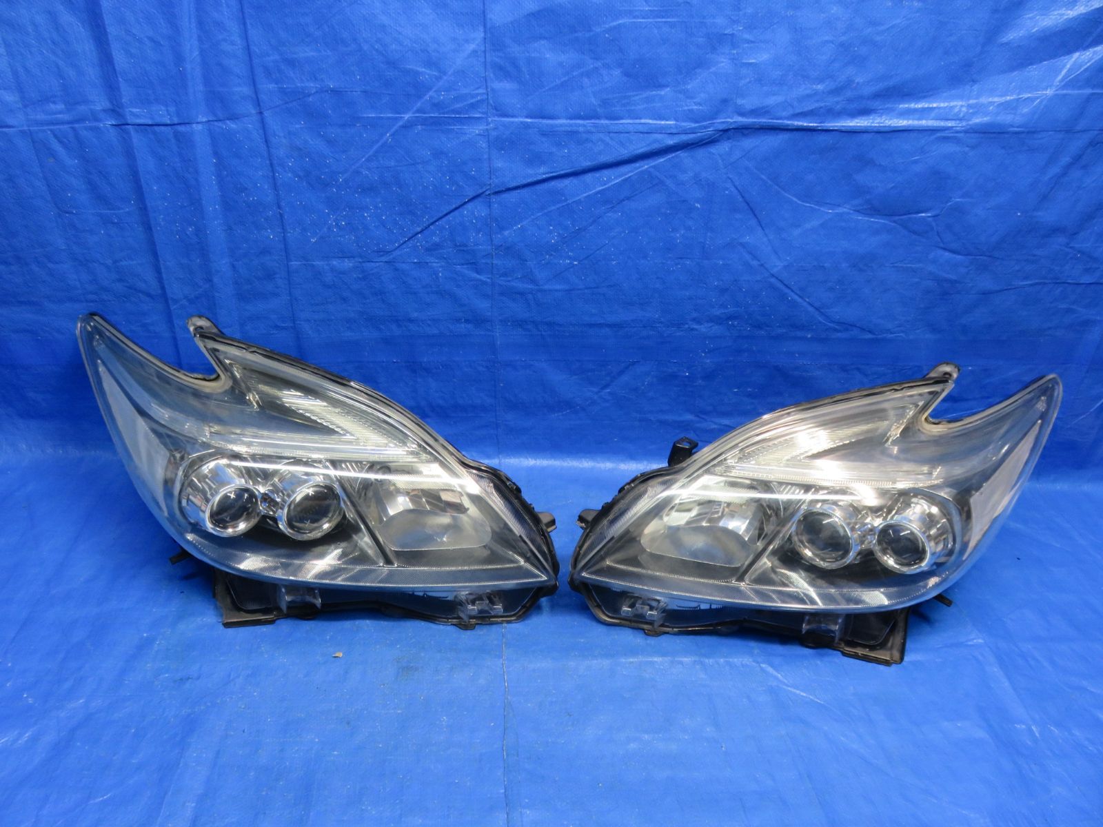 トヨタ　プリウス　30 後期　HIDヘッドランプ　ヘッドライト　左右セット中古品 トヨタ 【中古】 プリウス 30 G's ZVW30 後期 右ヘッドライト