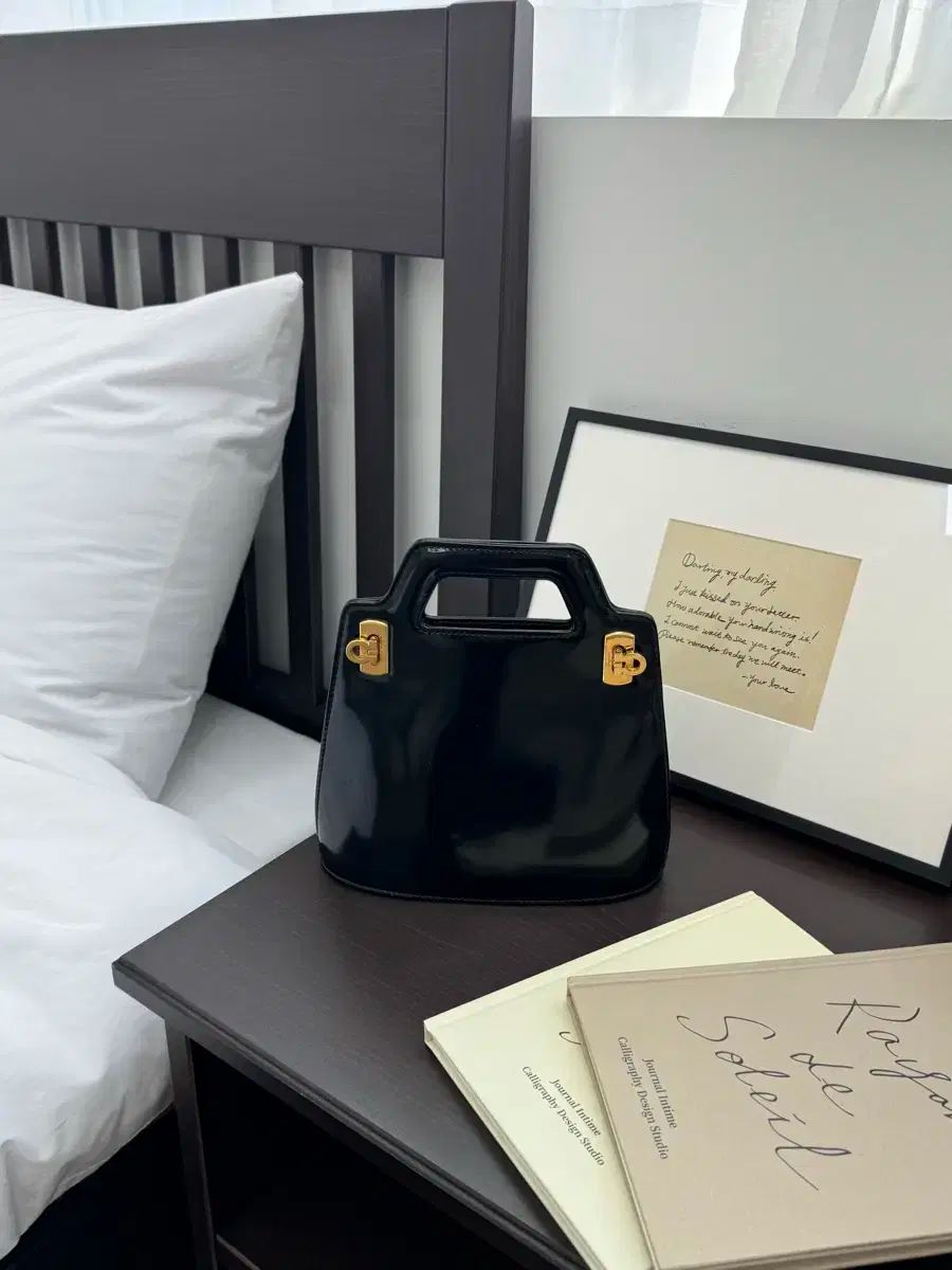 Ferragamo(フェラガモ) パテントレザー ミニ クロスバッグ1円