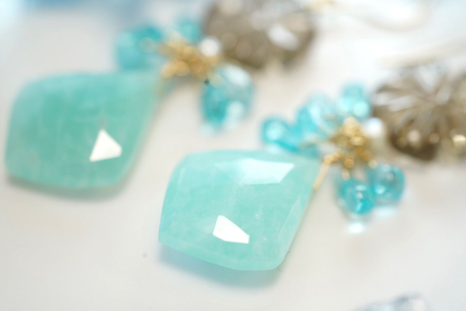 公式 【天然石ピアス】スモーキークォーツ・フラワーカービング