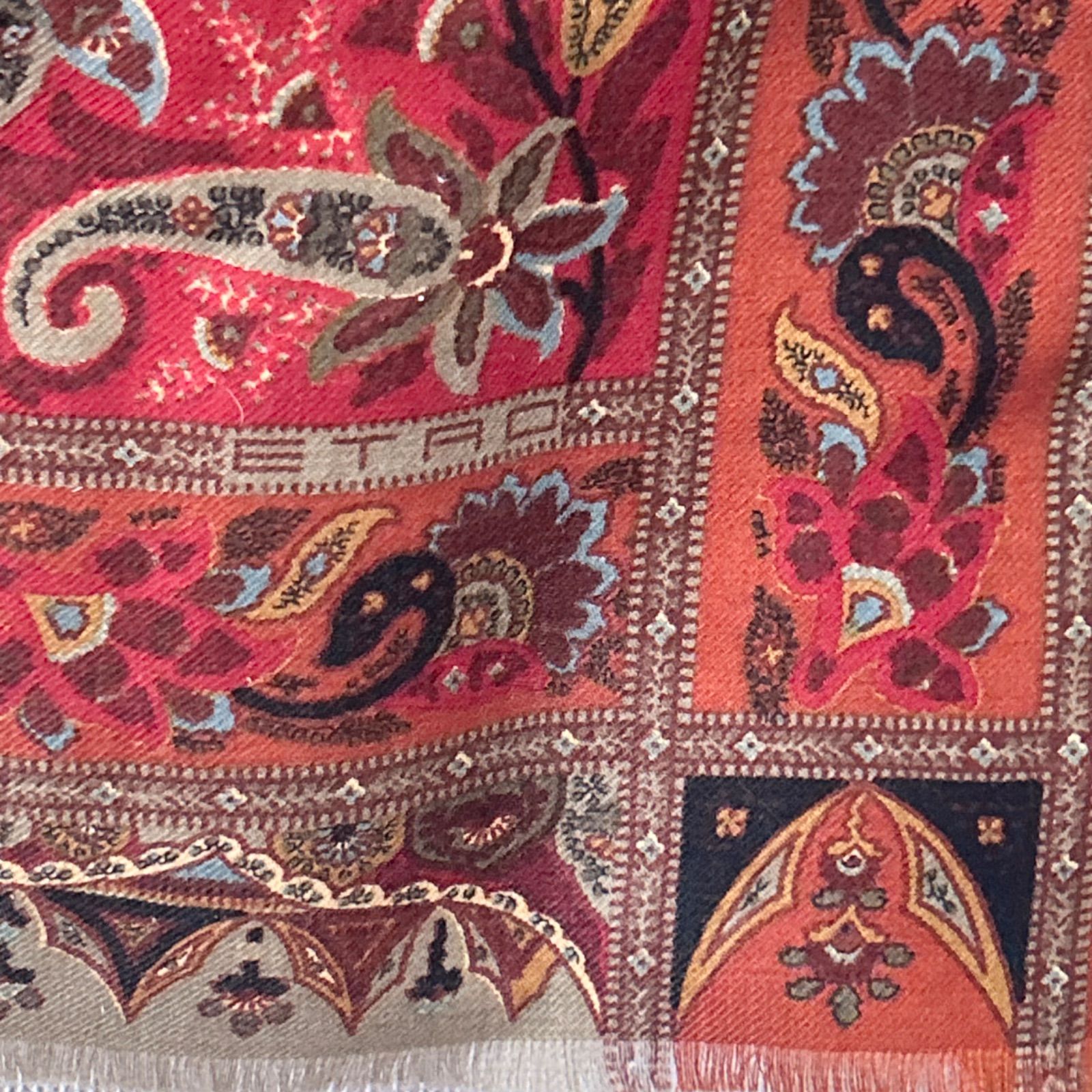 高級ウールシルクで赤の発色が綺麗✨　エトロ　ストール　ペイズリー 未使用 美品 ETRO エトロ 大判ストール ペイズリー柄 赤系